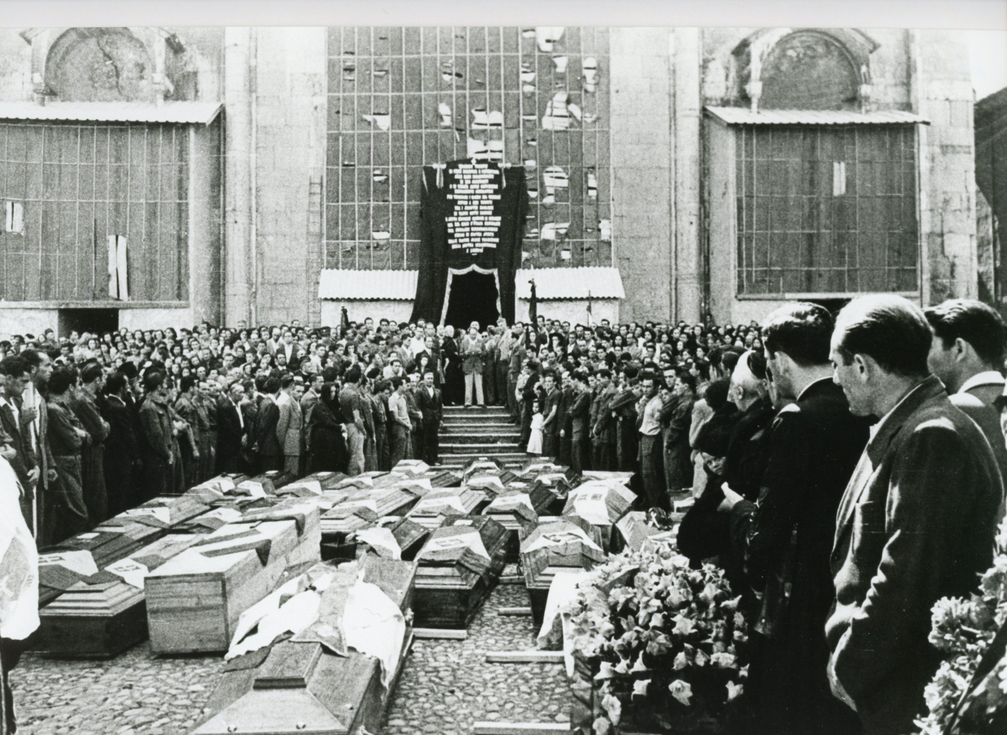 Fig. 1. Piacenza, luglio 1945. Funerale collettivo di partigiani caduti [Archivio Gruppo ricerca immagine, Bettola]. 